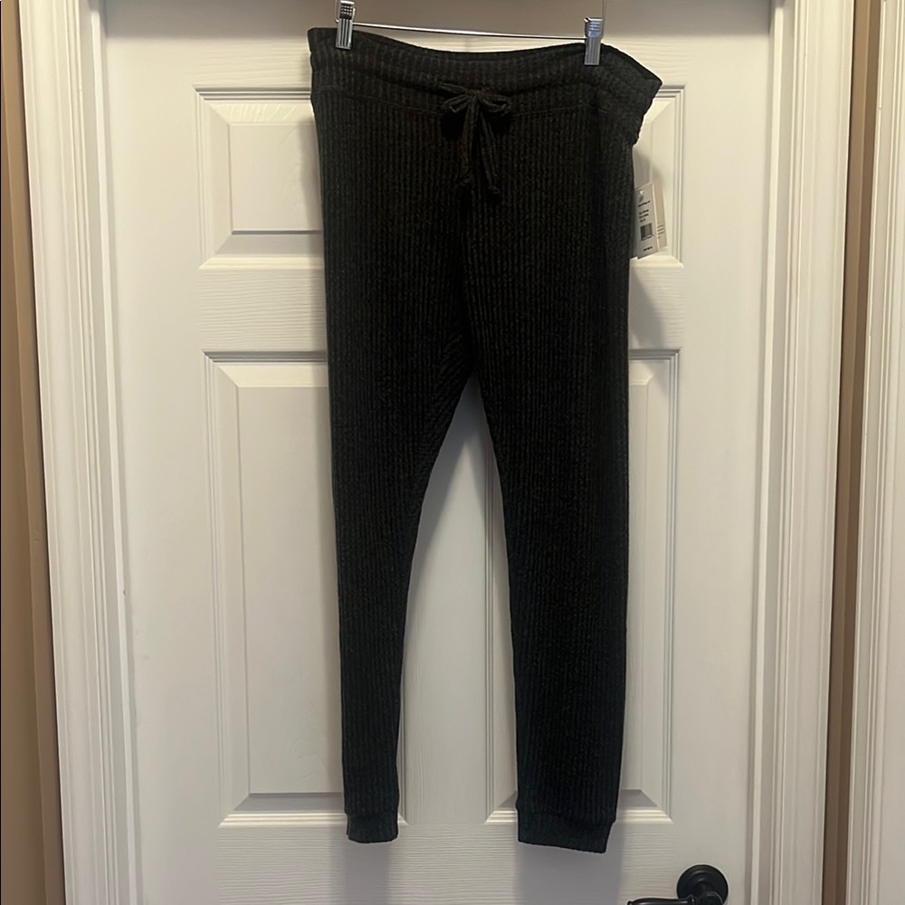 NWT Beyond Yoga waffle charcoal Drawstring women’s jogger size M